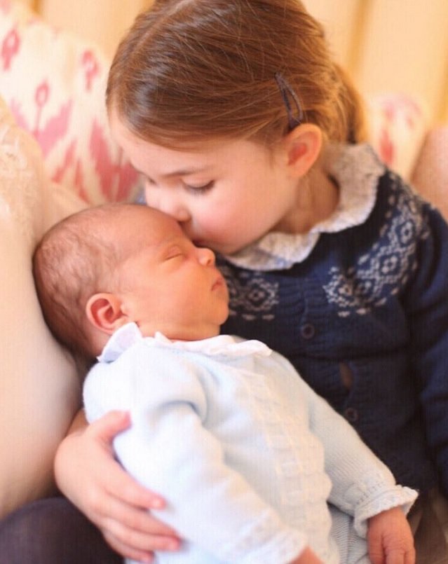 Takole je Kate ovekovečila triletno Charlotte in komaj rojenega Louisa.