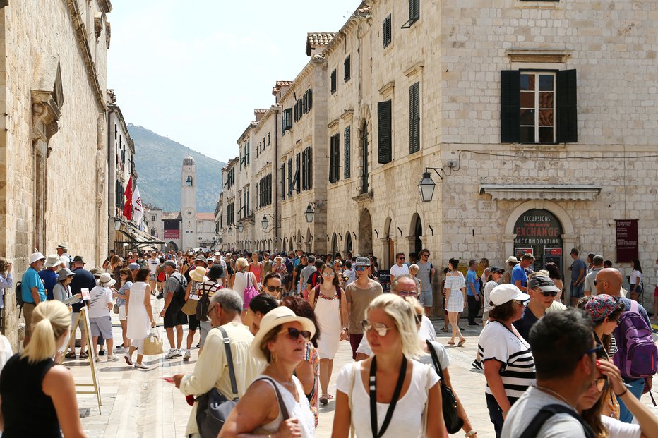 Fotografija: Na takšno gnečo lahko letos v Dubrovniku pozabijo. FOTO: Antonio Bronic/Reuters