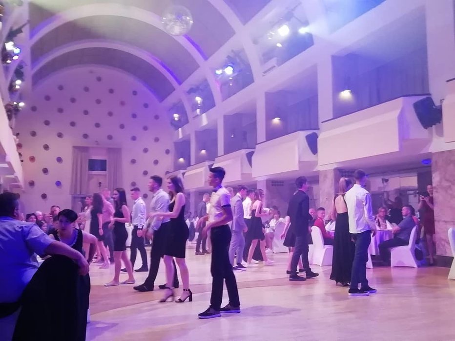Fotografija: Na vztrajanje organizatorja – Plesne šole Urška – so na SGGOŠ maturantski ples vendarle imeli. FOTO: SGGOŠ
