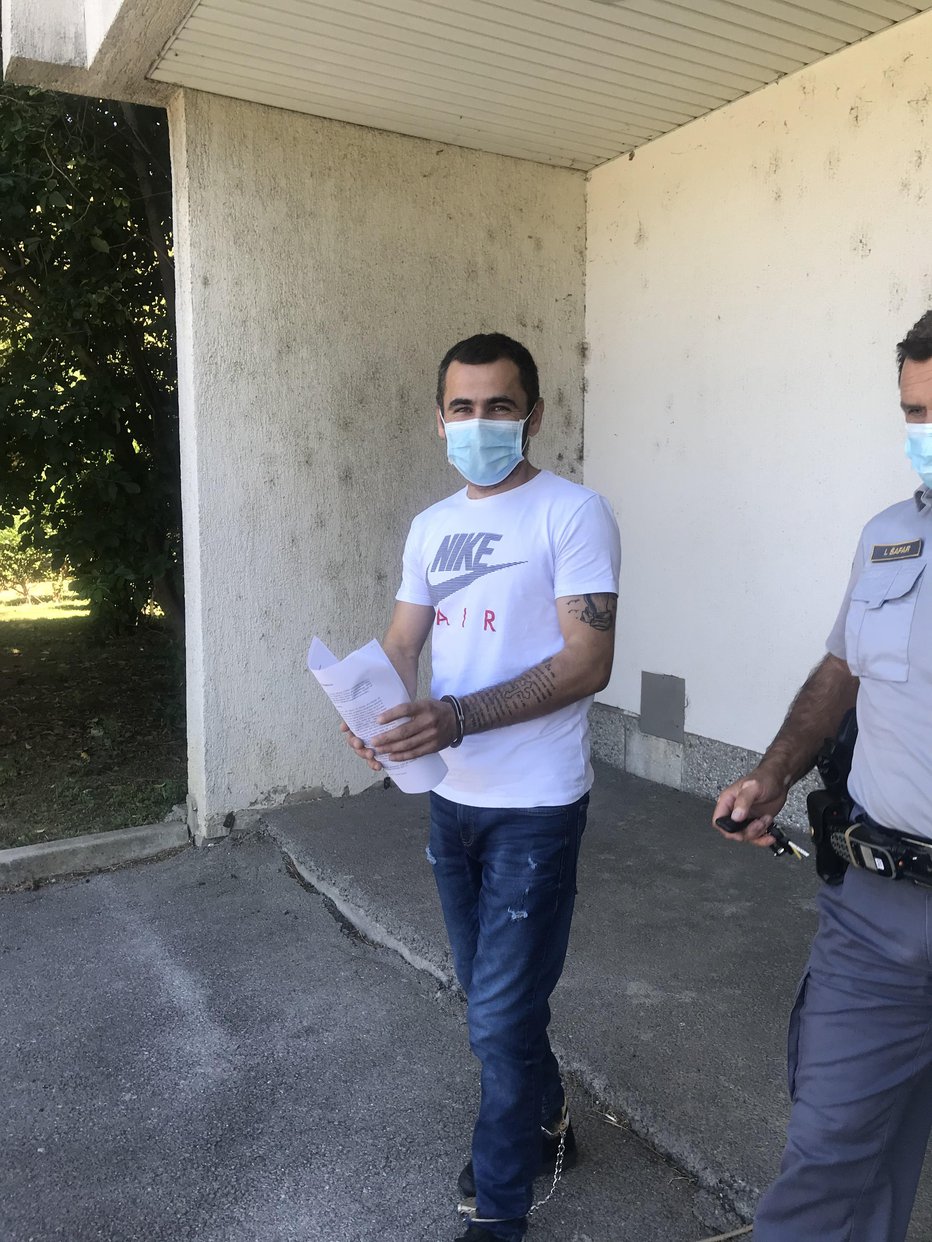 Fotografija: Dajan Dačić je v fordu prevažal štiri Egipčane, Sirca in Kubanca, obsodili pa so ga na devet mesecev zapora in 300 evrov denarne kazni. FOTOGRAFIJI: Moni Černe