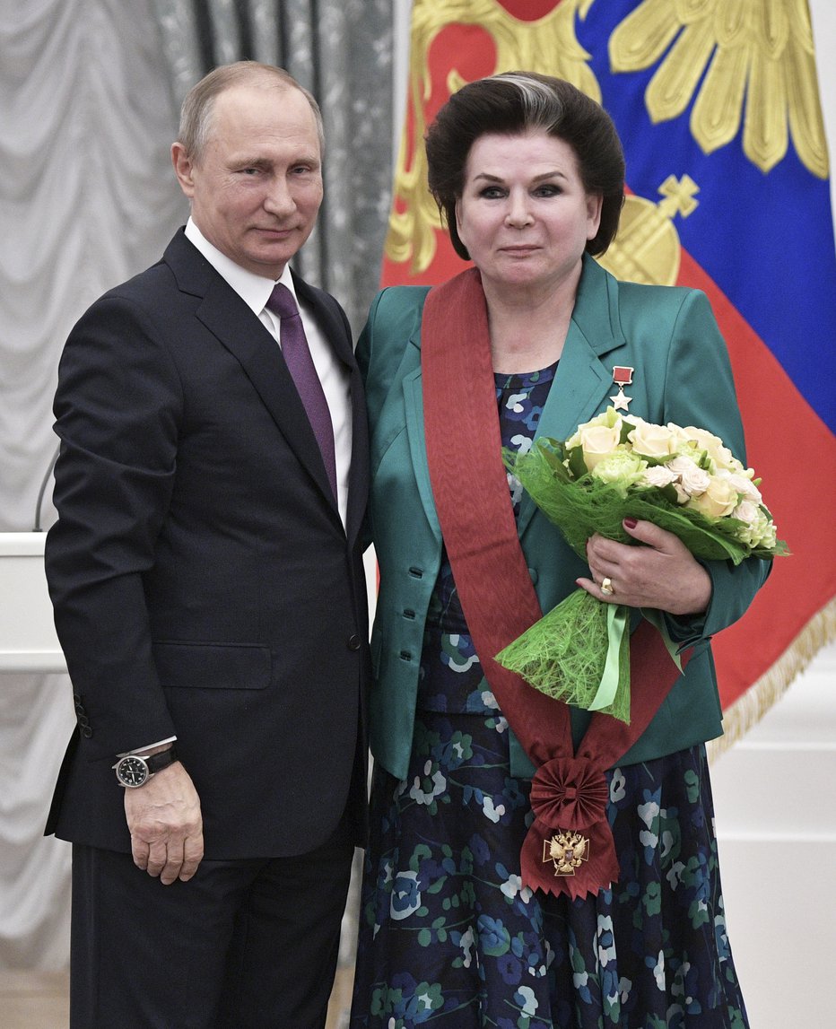 Fotografija: Vladimir Putin in poslanka njegove stranke in prva ženska v vesolju Valentina Tereškova