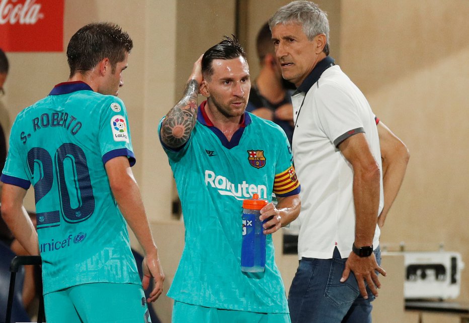 Fotografija: Trener Barcelone Quique Setien bo ostal brez službe, če mu je ne bo rešil izjemni Lionel Messi. FOTO: Albert Gea/Reuters
