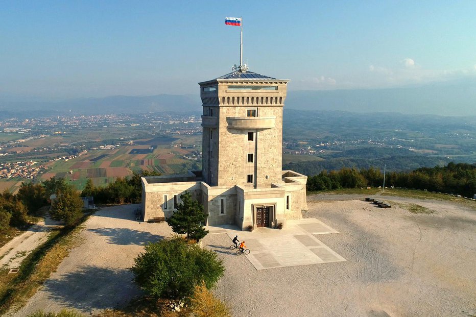 Fotografija: Pomnik in razgledni stolp na Cerju Foto: visitkras.info