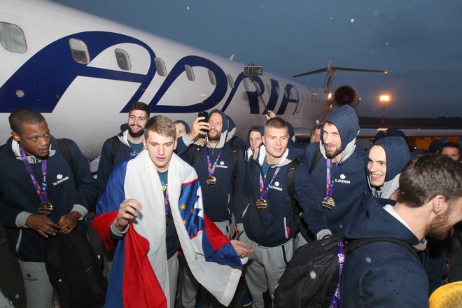 Adrie ni več, slovenski športniki pa še naprej žanjejo uspehe. Takole so na letališče Jožeta Pučnika leta 2017 prispeli zlati košarkarji. FOTO: Igor Mali