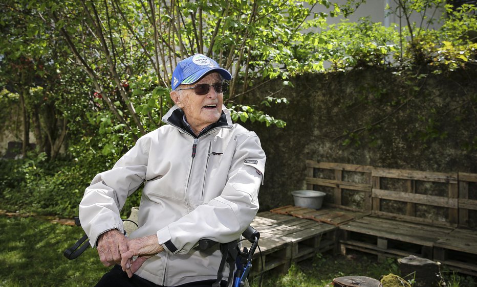 Fotografija: Marko Račič, najstarejši še živeči udeleženec OI iz Slovenije med praznovanjem 100. rojstnega dne konec aprila letos.
FOTO: JOŽE SUHADOLNIK