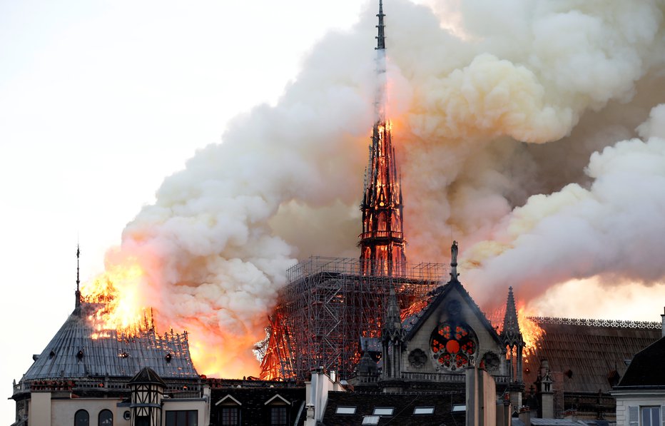 Fotografija: Cerkev je zagorela sredi aprila lani. FOTO: Benoit Tessier/Reuters