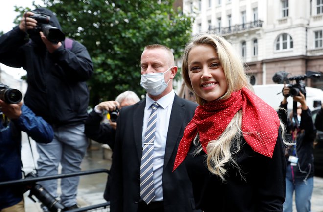V sodni dvorani je soočen z odtujeno bivšo ženo Amber Heard. FOTO: Peter Nicholls/Reuters