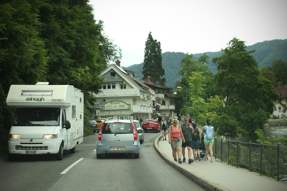 Fotografija: Država lahko začne gradnjo nove ceste proti Bledu. FOTO: Jure Eržen, Delo
