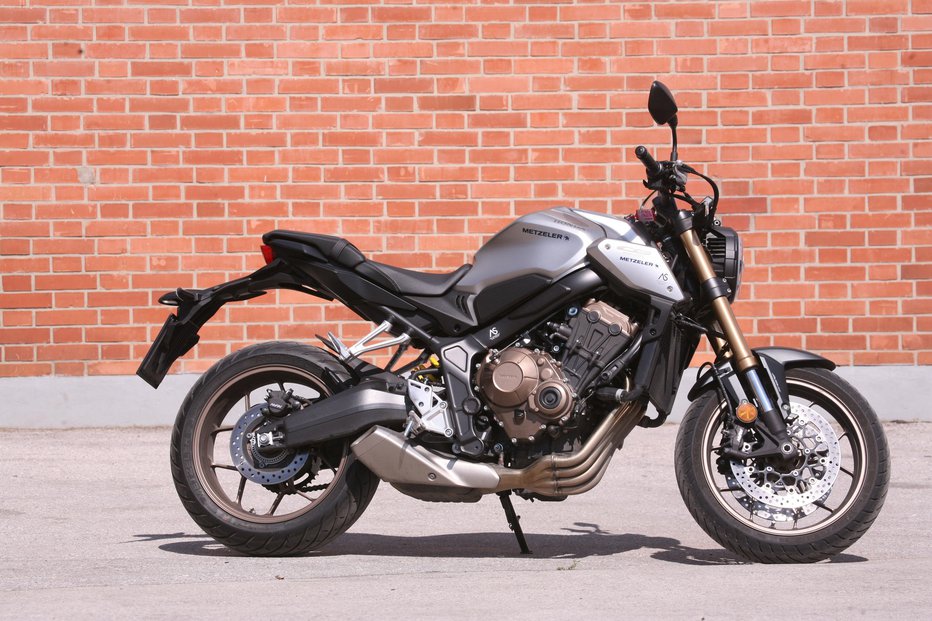 Fotografija: Honda CBR650RA je motocikel klasičnih oblik, ki ga določajo tudi športni geni znamke. FOTOGRAFIJE: Primož Jurman