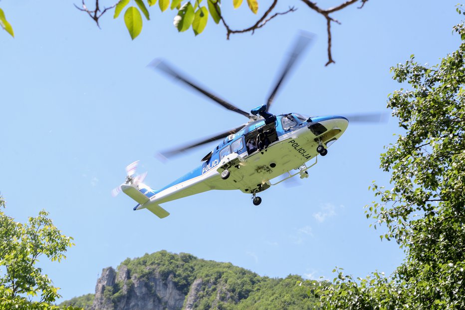 Fotografija: Helikopter je odpeljal planinko do reševalne postaje. FOTO: Marko Feist