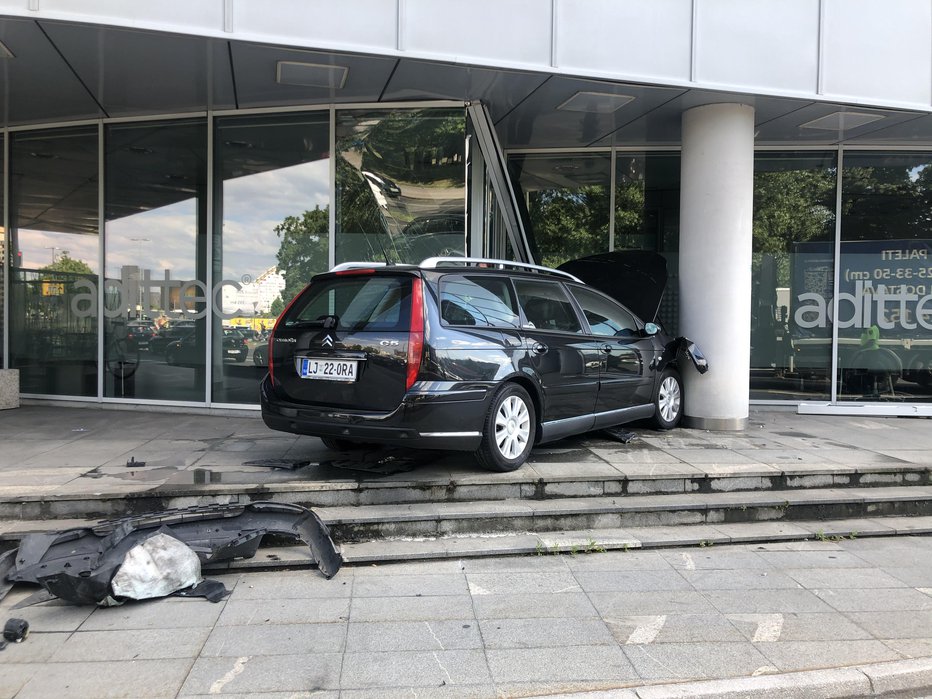 Fotografija: Voznico je po trčenju s tovornim in osebnim vozilom odbilo levo z vozišča, njeno vozilo je trčilo v steno poslovnega objekta in betonski steber ob Tivolski cesti. FOTO: S. N.