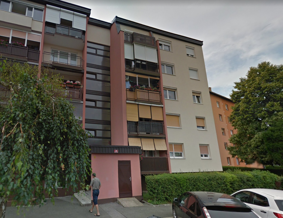 Fotografija: Zgodilo se je v stanovanjskem bloku na Ulici bratov Greifov. FOTO: Google street view