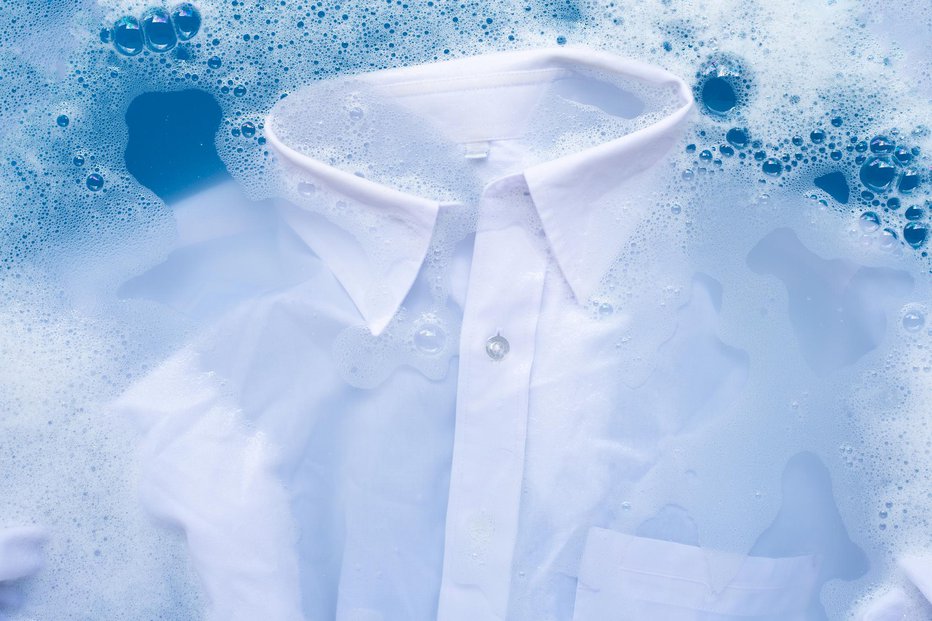 Fotografija: Madeže znoja odstrani kombinacija detergenta, sode in vodikovega peroksida. FOTO: Bowonpat Sakaew/gettyimages