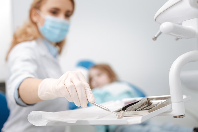 O težavah povejte zobozdravniku, ki bo zagotovo lahko pomagal. FOTO: Zinkevych/Getty Images