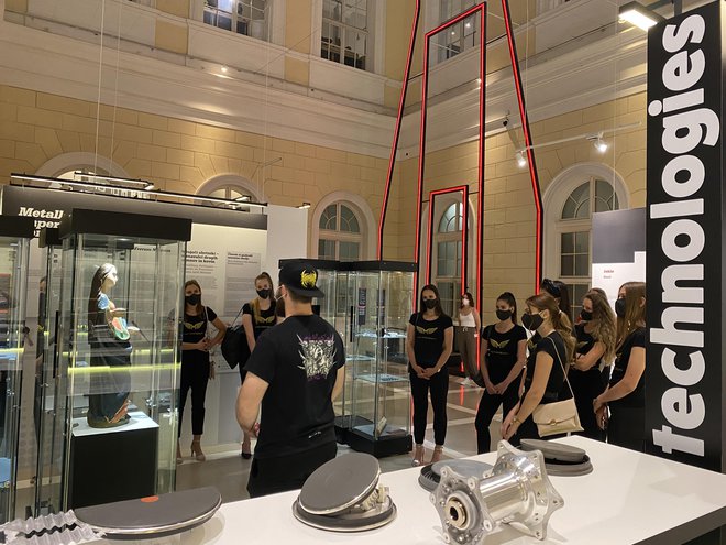 Finalistke Miss Slovenije 2020 so si v Narodnem muzeju Slovenije ogledale razstavo Ko zapoje kovina in pobliže spoznale metalurgijo. FOTO: S. N.