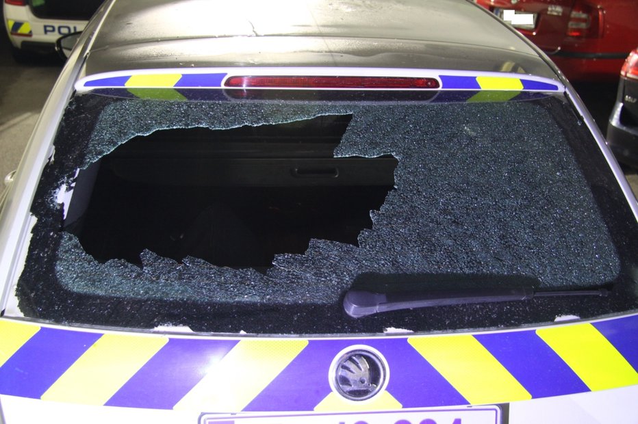 Fotografija: Poškodovani avtomobil policije. FOTO: PU Novo mesto