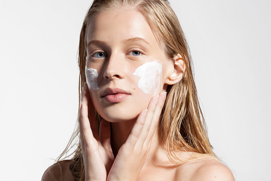 Fotografija: Uporabljajte izdelke, namenjene problematični in mastni koži. FOTO: Deniskomarov/Getty Images