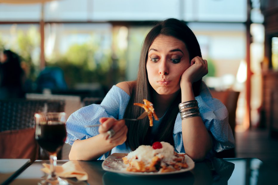 Fotografija: Person experiencing overeating side effects at lunch