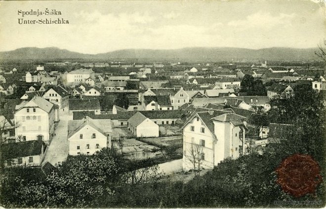 Spodnja Šiška (na razglednici je križišče Vodnikove in Tržne ulice, skrajno desno pa Stara cerkev) v času, preden si jo je za vekomaj pripojila Ljubljana. FOTO: Milena Žnideršič