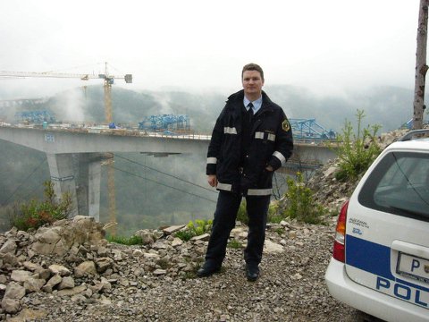 Ob viaduktu, kjer je mlajšega moškega rešil smrti.<br />
FOTO: Osebni arhiv