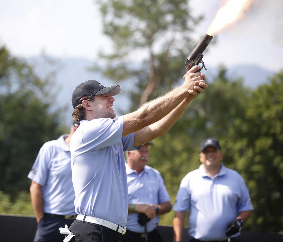 Fotografija: Anže Kopitar je lani s pištolo dal znak za začetek dobrodelnega golf turnirja. FOTO: Roman Šipić