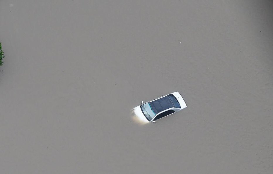 Fotografija: Poplavljeni avtomobil (fotografija je simbolična) FOTO: Ian Hitchcock, Getty Images