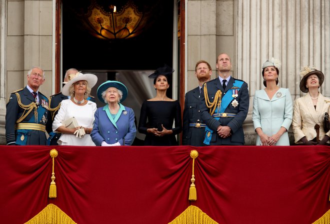 Harry in Meghan sta ves čas čutila, da ona ni bila sprejeta v kraljevo družino, čeprav je kraljica Elizabeta II. z nekaterimi potezami dala vedeti, da ji je nekdanja igralka pri srcu. FOTO: Chris Radburn Reuters