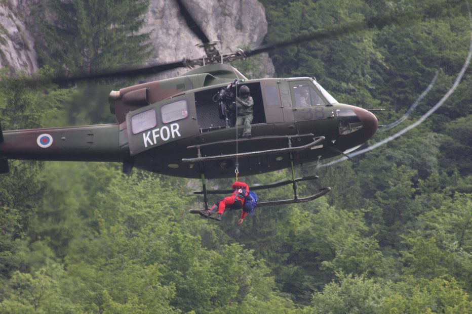 Fotografija: Dva posnesrečenca je vojaški helikopter prepejal v bolnišnico na Jesenicah, enega pa v UKC Ljubljana. FOTO: Špela Žabkar