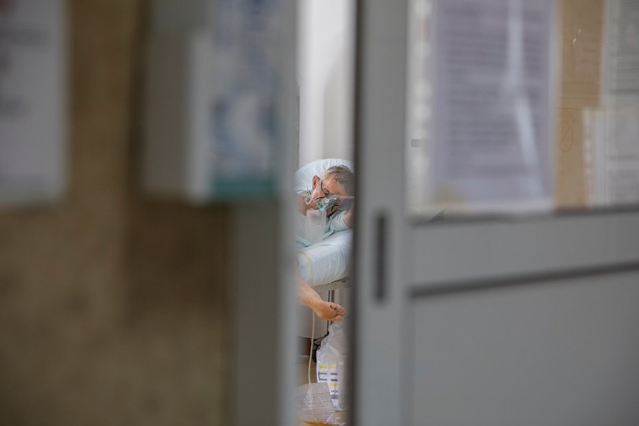 Fotografija: Pacient z novim koronavirusom. FOTO: Marko Djurica, Reuters