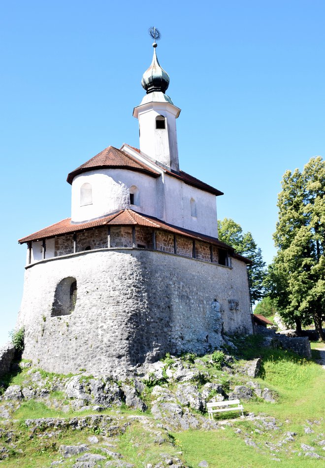 Kapela sv. Eligija v slovenski stavbni dediščini nima primerjave.
