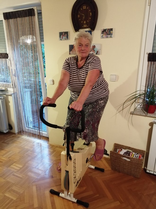 Mariborčanka skrbi za svoje zdravje: sprehaja se, telovadi in seveda kolesari. FOTO Aleš Andlovič