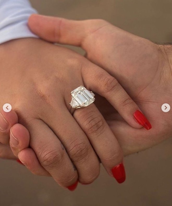 Z velikanskim zaročnim prstanom ji je poskušal pokazati svojo ljubezen. FOTO: Osebni Arhiv