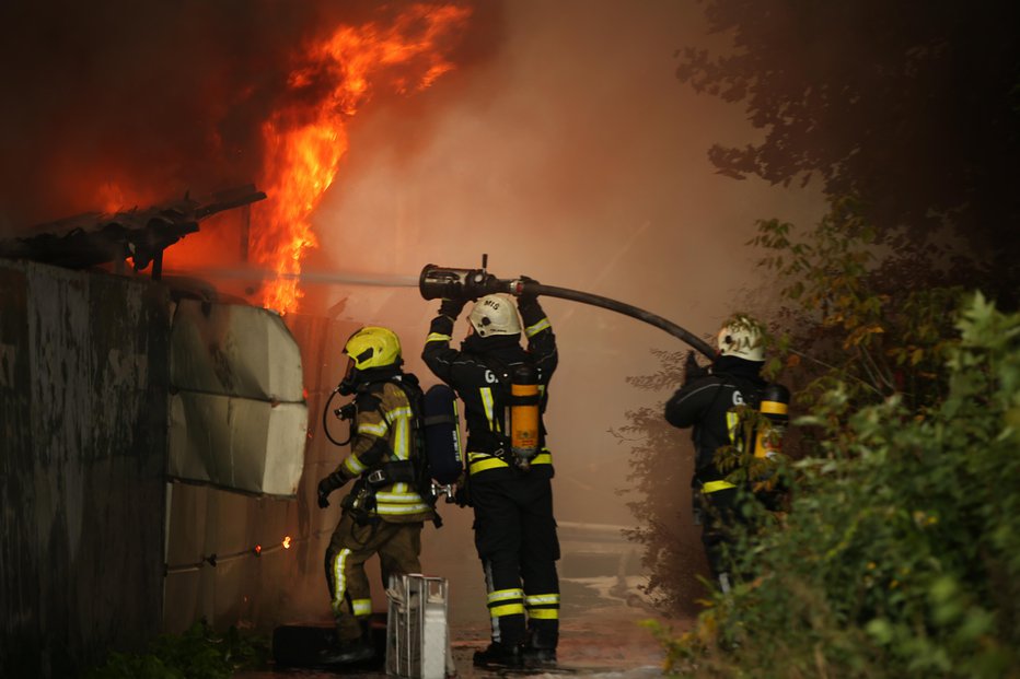 Fotografija: Ogenj se je razširil na podstrešje (simbolična fotografija). FOTO: Jure Eržen, Delo