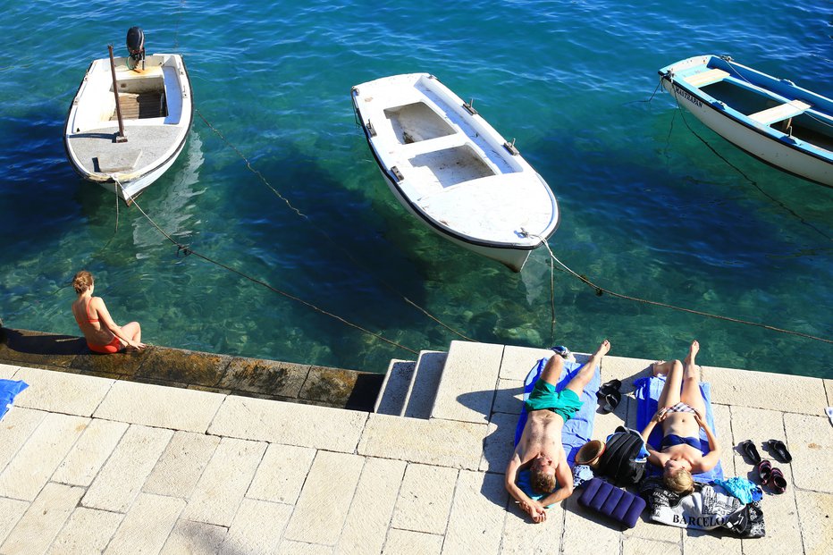 Fotografija: Na Hrvaškem je letos precej manj turistov kot v preteklih poletjih.  FOTO: Tomi Lombar