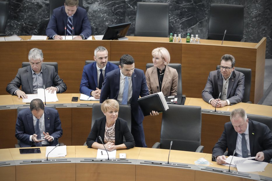 Fotografija: Del ekipe predsednika vlade Janeza Janše, med njimi tudi Lilijana Kozlovič (edina ženska v zgornji vrsti). FOTO: Uroš Hočevar, Delo