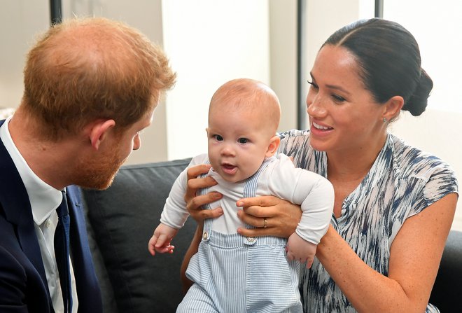 Sussexova sta svojo novo dobrodelno organizacijo poimenovala po sinu Archieju Harrisonu. FOTO: Toby Melville/Reuters