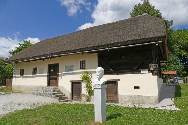 Jurčičeva rojstna hiša z njegovim spomenikom Fotografije: Primož Hieng