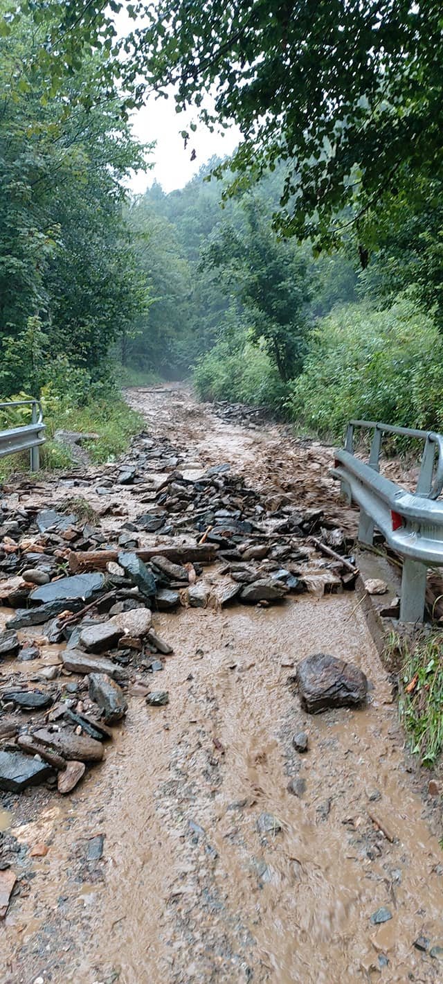 Ceste, ki povezuje naselji Javnik in Kapla na Kozjaku, v trenutku ni bilo več. FOTO: Pgd OŽbolt Ob Dravi