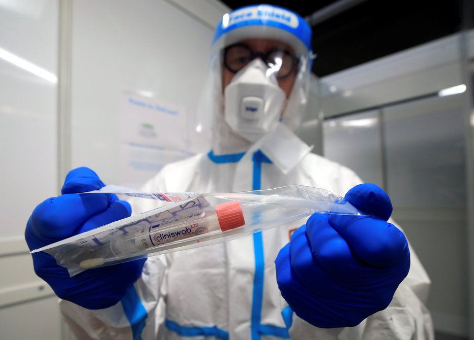 Fotografija: Test na koronavirus je bil pozitiven. FOTO: Wolfgang Rattay, Reuters