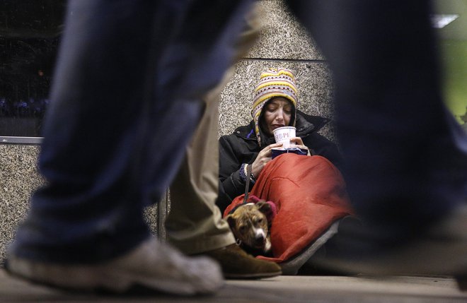 Komu dati kak evro in koga se je bolje ogniti, je v primeru ljubljanskih brezdomcev postala že prava loterija, saj nekateri nasilneži mečejo slabo luč na redke, res pristne klošarje. FOTO: Chris Helgren/Reuters