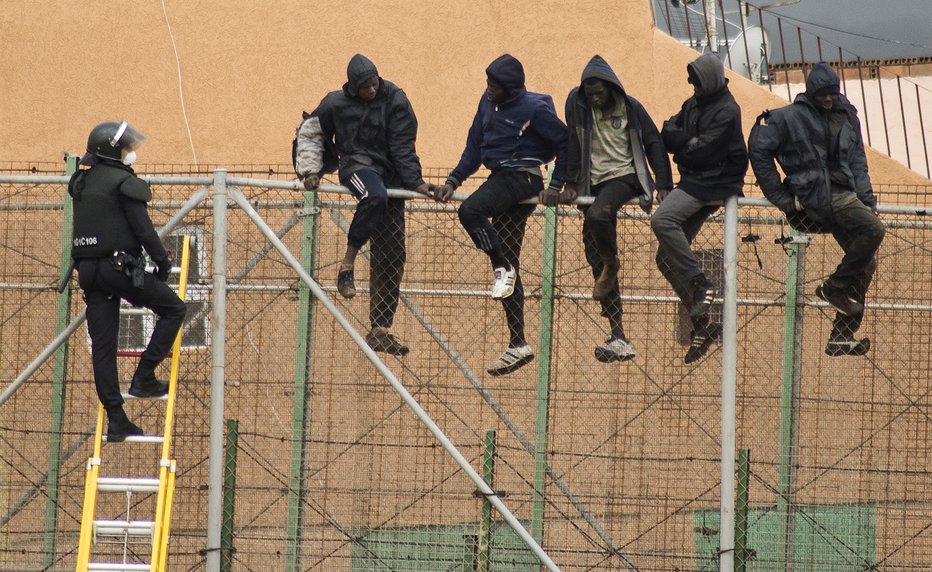 Fotografija: Večino migrantobv so ujeli in vrnili v karanteno (simbolična fotografija). FOTO: Stringer Spain / Reuters
