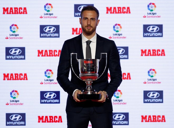 Jan je lani v prostorih uredništva španskega časopisa Marca prejel že četrto nagrado zamora, priznanje za vratarja z najmanj prejetimi zadetki v sezoni. Foto: Reuters