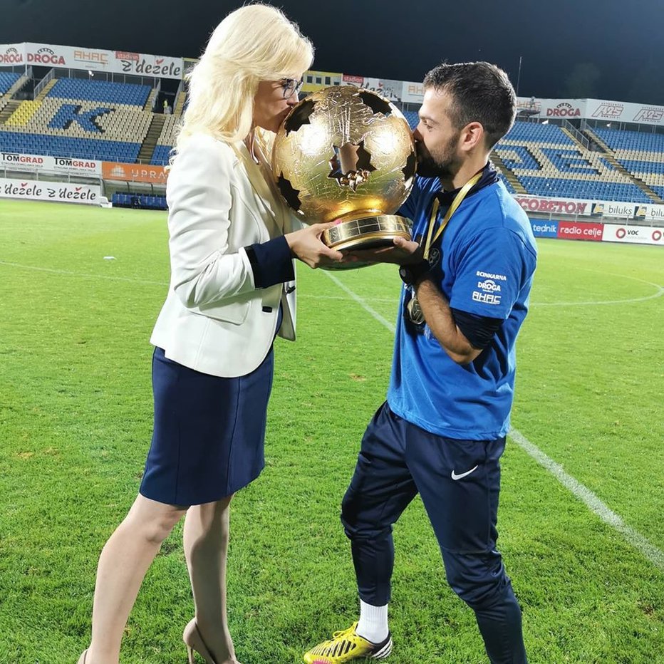 Fotografija: Darja Gajšek in njen mož Alen Jankovič sta poljubila zlati pokal, ki so ga prvič priigrali celjski nogometaši. FOTO: Osebni Arhiv