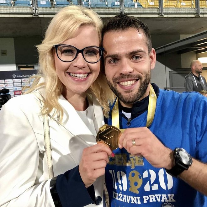 Darja in Alen z zlato medaljo, ki so jo prejeli vsi, ki so bili zaslužni za ekipni uspeh celjskih nogometašev. FOTO: Osebni Arhiv
