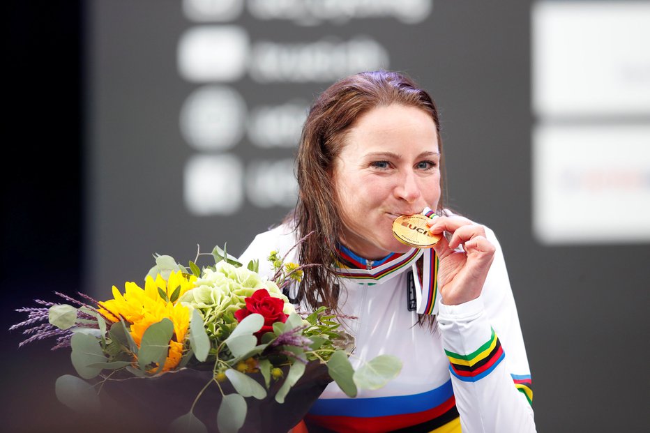 Fotografija: Cycling - UCI Road World Championships - Women Individual Time Trial - Bergen, Norway - September 19, 2017 - Gold medalist Annemiek van Vleuten reacts on the podium. NTB Scanpix/Cornelius Poppe via REUTERS ATTENTION EDITORS - THIS IMAGE WAS PROVIDED BY A THIRD PARTY. NORWAY OUT. NO COMMERCIAL OR EDITORIAL SALES IN NORWAY. [avtor:SCANPIX NTB]