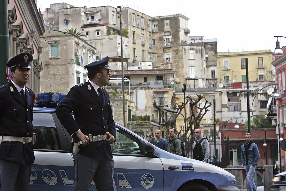Fotografija: Dejanja slovenskega podčastnika preiskuje italijanska policija. Fotografija je simbolična. FOTO: Reuters