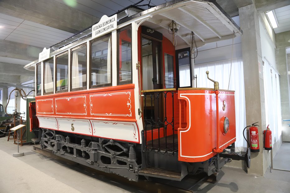Fotografija: Rdeč tramvajski voz, ki je po Ljubljani vozil od leta 1901 do 1956, so izdelali v Gradcu, za muzej pa ga je obnovil dr. Tadej Brate. FOTOgrafije: Alenka Kociper