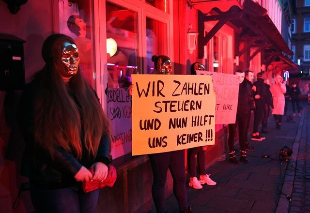 Četrt rdečih luči v Hamburgu je v soboto oživela zaradi protesta.<br />
FOTO: REUTERS