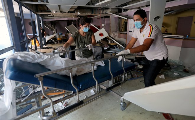 Vse bolnišnice pokajo po šivih. FOTO: Mohamed Azakir, Reuters