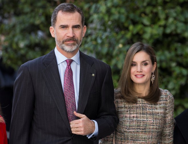 Španski kralj Felipe, na fotografiji z ženo Letizio, je očetovo odločitev sprejel. FOTO: Sergio Perez/Reuters